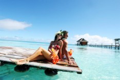 Couple sur un ponton dans une île des Tuamotu