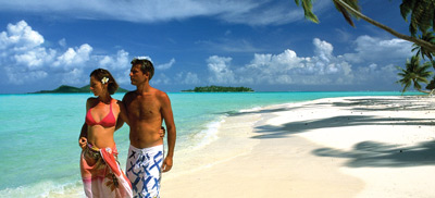 Couple marchant sur une plage paradisiaque de Polynésie française