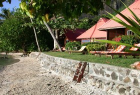 Bungalows plage de la Pension Fare Vaihere sur l'île de Moorea