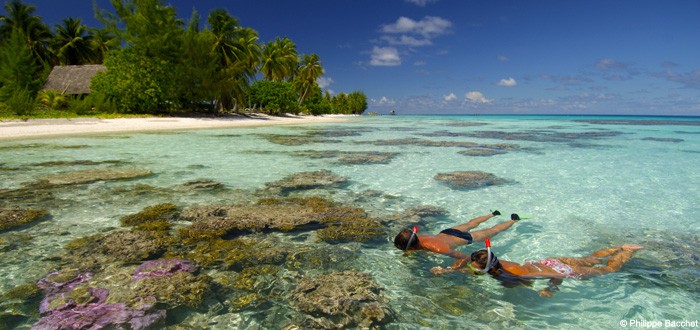 Baignade en amoureux dans le lagon de Fakarava