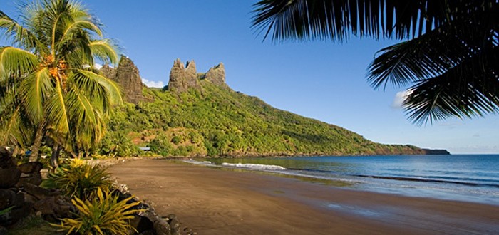 La baie d'Hatiheu, plage de sable noir aux Marquises