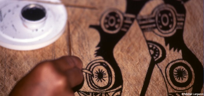 Réalisation d'un tapa aux motifs marquisiens