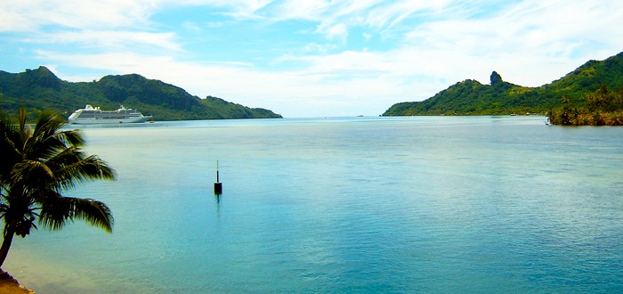 La baie de Maroe à l'Est de Huahine