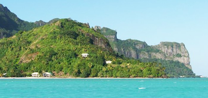 Falaise de Hotu Parata vue du lagon de Maupiti