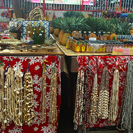 Colliers de coquillages au marché de Papeete