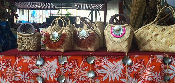 Artisanat de sacs à main tressés sur un étalage du marché de Papeete