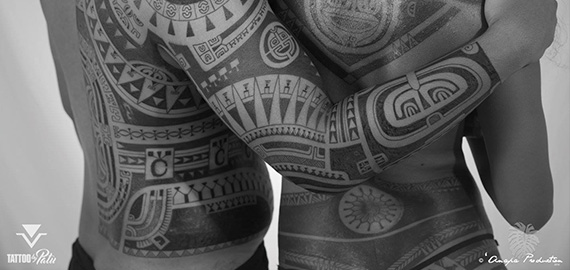 Tatouages polynésiens dans le dos
