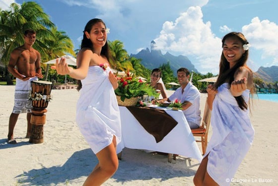 Déjeuner romantique sur le sable de Bora Bora